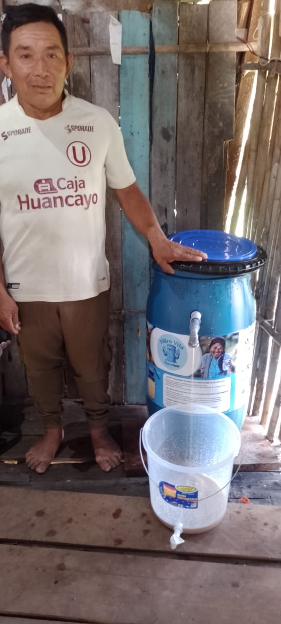 Beneficiario 1 con su Filtro Vita