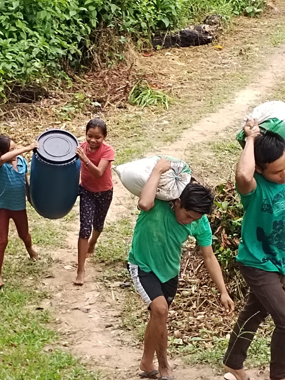 Comunidad cargando materiales